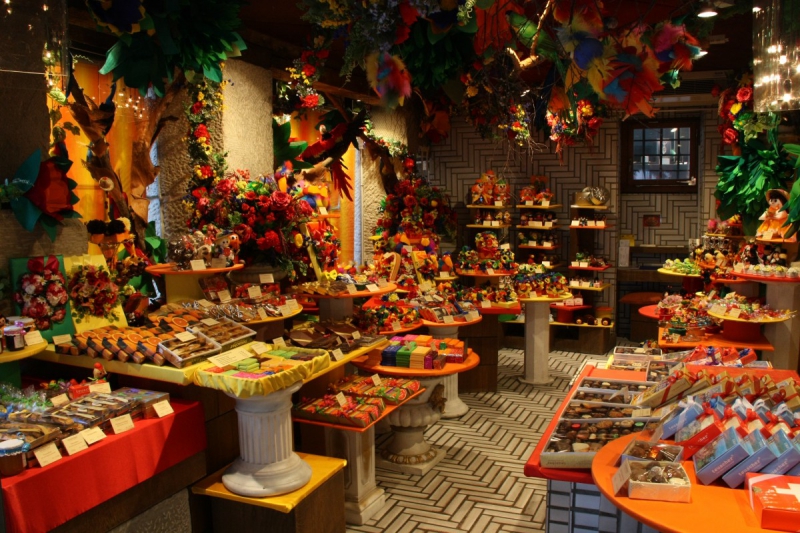 vente-VALLAURIS-min_candy_store_chocolate_shop_chocolate_switzerland-393515